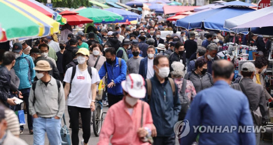 4월 28일 오후 서울 종로구 동묘 시장에 마스크를 쓴 시민들이 걸어가고 있다. <사진:연합뉴스>